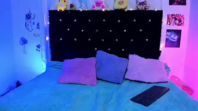 Discover our girls online shows and discover the company of countless livestreamers, with stunning shapes, sex toys and more.