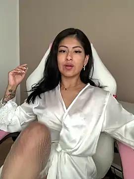 Discover our girls online shows and discover the company of countless livestreamers, with stunning shapes, sex toys and more.
