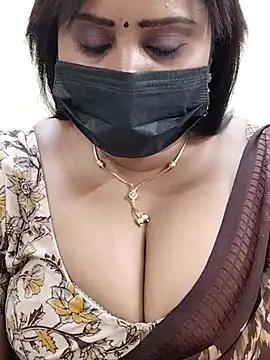 Queenflowerr from StripChat