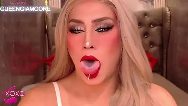 QueenGia_Ts from StripChat