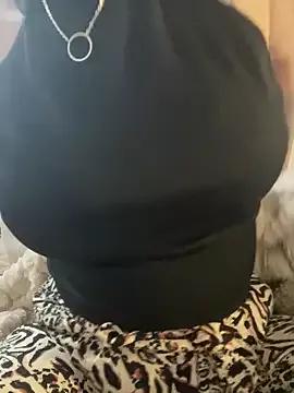 queenlo_xxx from StripChat