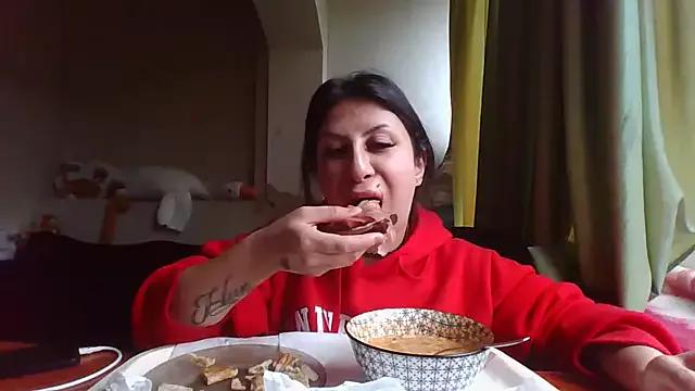 QueenMomyS from StripChat