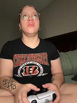 Discover our girls online shows and discover the company of countless livestreamers, with stunning shapes, sex toys and more.