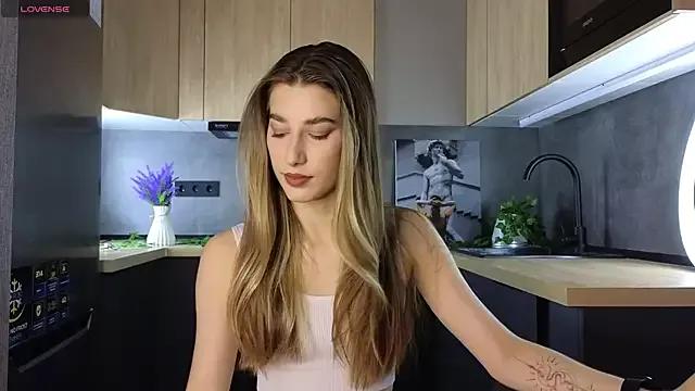 Discover our girls online shows and discover the company of countless livestreamers, with stunning shapes, sex toys and more.