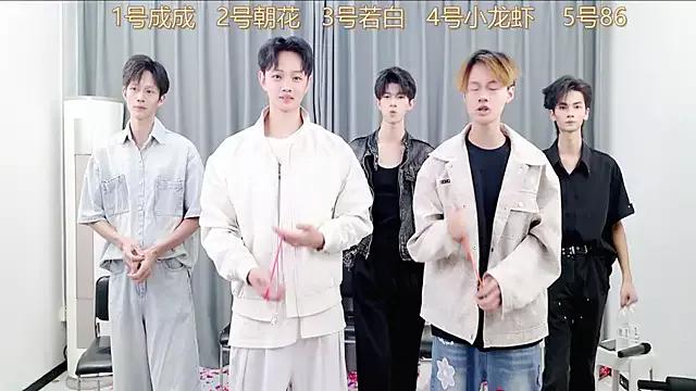 Discover our girls online shows and discover the company of countless livestreamers, with stunning shapes, sex toys and more.