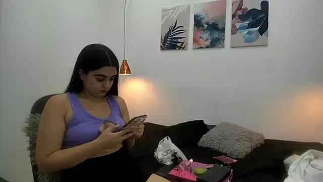 Discover our girls online shows and discover the company of countless livestreamers, with stunning shapes, sex toys and more.