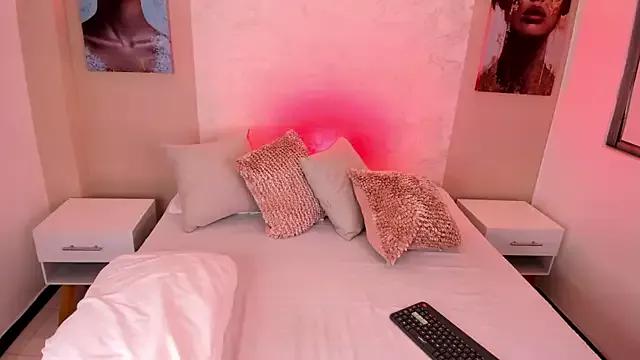 Discover our girls online shows and discover the company of countless livestreamers, with stunning shapes, sex toys and more.