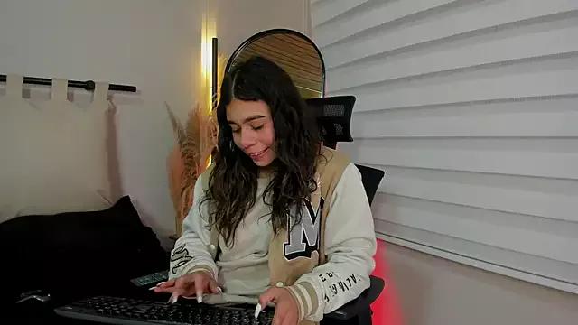 Discover our girls online shows and discover the company of countless livestreamers, with stunning shapes, sex toys and more.