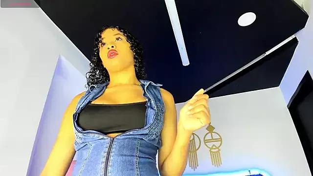 Discover our girls online shows and discover the company of countless livestreamers, with stunning shapes, sex toys and more.