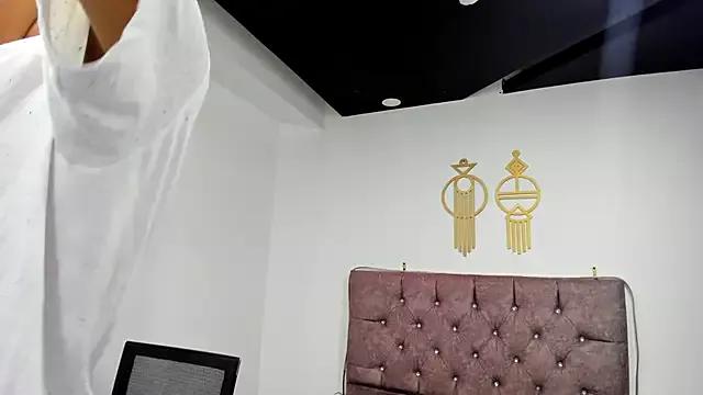 Discover our girls online shows and discover the company of countless livestreamers, with stunning shapes, sex toys and more.