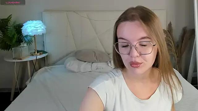 Discover our girls online shows and discover the company of countless livestreamers, with stunning shapes, sex toys and more.