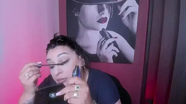 Discover our girls online shows and discover the company of countless livestreamers, with stunning shapes, sex toys and more.