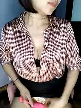 Discover our girls online shows and discover the company of countless livestreamers, with stunning shapes, sex toys and more.