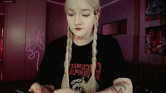 Discover our girls online shows and discover the company of countless livestreamers, with stunning shapes, sex toys and more.