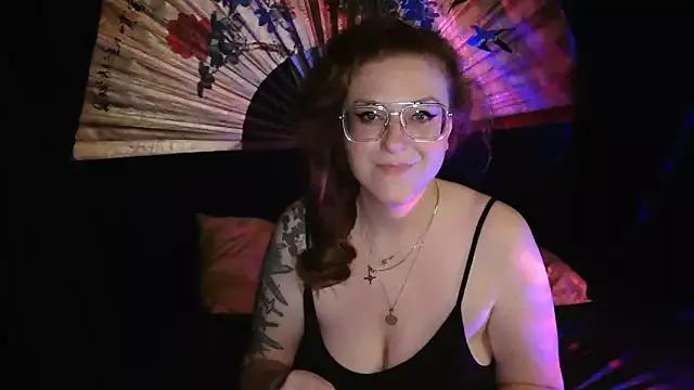 Discover our girls online shows and discover the company of countless livestreamers, with stunning shapes, sex toys and more.