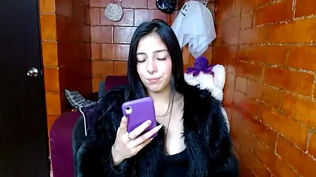 Discover our girls online shows and discover the company of countless livestreamers, with stunning shapes, sex toys and more.