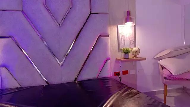 Discover our girls online shows and discover the company of countless livestreamers, with stunning shapes, sex toys and more.
