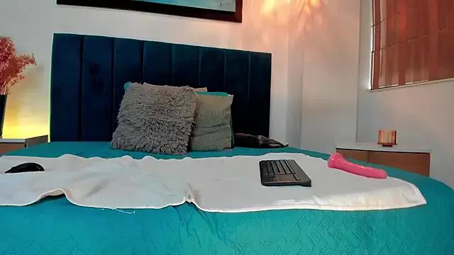 Discover our girls online shows and discover the company of countless livestreamers, with stunning shapes, sex toys and more.