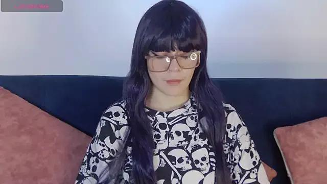 Discover our girls online shows and discover the company of countless livestreamers, with stunning shapes, sex toys and more.
