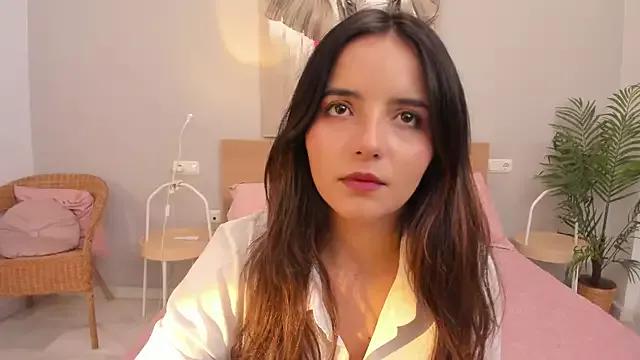 Discover our girls online shows and discover the company of countless livestreamers, with stunning shapes, sex toys and more.