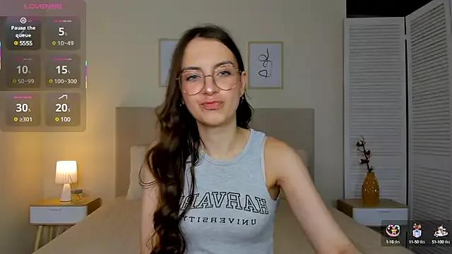 Discover our girls online shows and discover the company of countless livestreamers, with stunning shapes, sex toys and more.