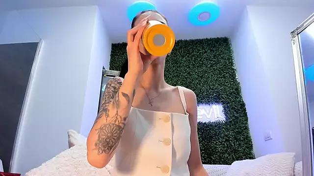 Discover our girls online shows and discover the company of countless livestreamers, with stunning shapes, sex toys and more.