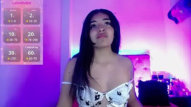 Discover our girls online shows and discover the company of countless livestreamers, with stunning shapes, sex toys and more.