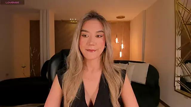 Discover our girls online shows and discover the company of countless livestreamers, with stunning shapes, sex toys and more.
