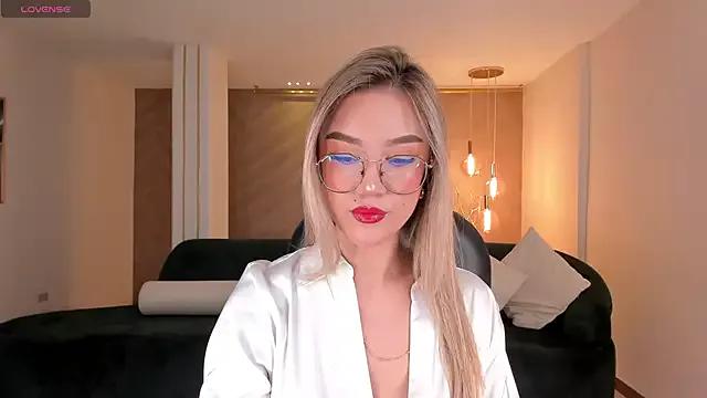 Discover our girls online shows and discover the company of countless livestreamers, with stunning shapes, sex toys and more.
