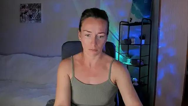 Discover our girls online shows and discover the company of countless livestreamers, with stunning shapes, sex toys and more.
