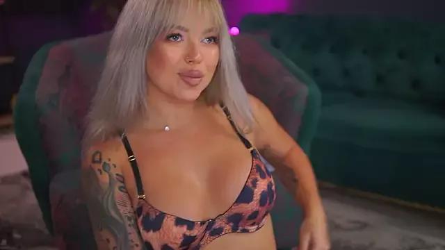 Discover our girls online shows and discover the company of countless livestreamers, with stunning shapes, sex toys and more.