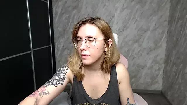 Discover our girls online shows and discover the company of countless livestreamers, with stunning shapes, sex toys and more.
