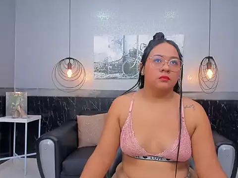 Discover our girls online shows and discover the company of countless livestreamers, with stunning shapes, sex toys and more.