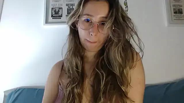 Discover our girls online shows and discover the company of countless livestreamers, with stunning shapes, sex toys and more.