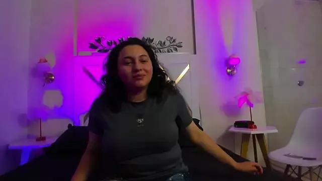 Discover our girls online shows and discover the company of countless livestreamers, with stunning shapes, sex toys and more.