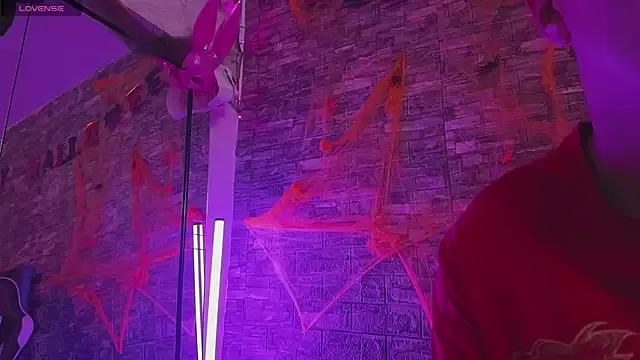 Discover our girls online shows and discover the company of countless livestreamers, with stunning shapes, sex toys and more.