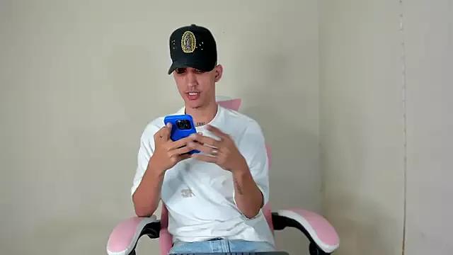 Richard27_ from StripChat is Freechat