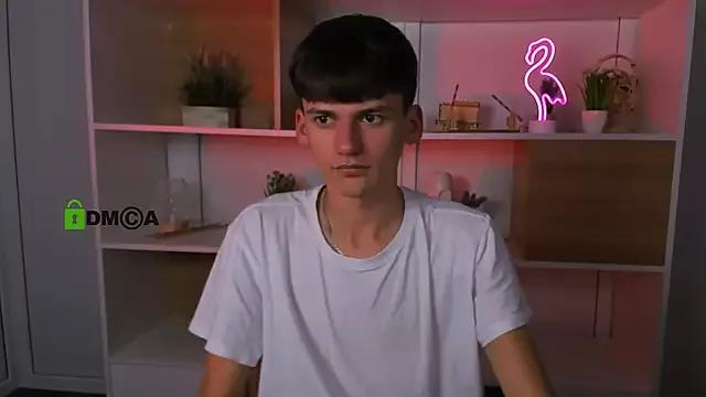 Discover our girls online shows and discover the company of countless livestreamers, with stunning shapes, sex toys and more.