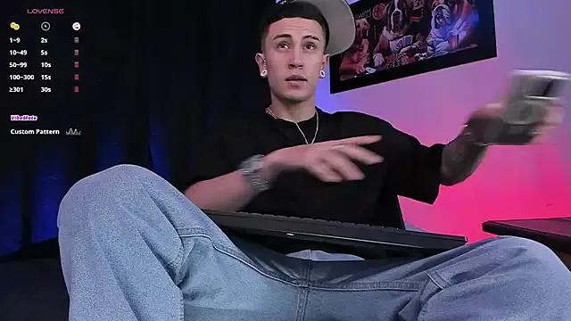 Discover our girls online shows and discover the company of countless livestreamers, with stunning shapes, sex toys and more.