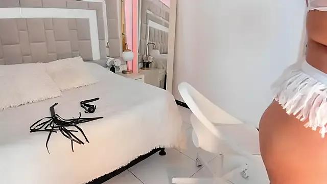 Discover our girls online shows and discover the company of countless livestreamers, with stunning shapes, sex toys and more.