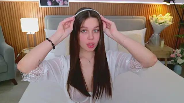 Discover our girls online shows and discover the company of countless livestreamers, with stunning shapes, sex toys and more.