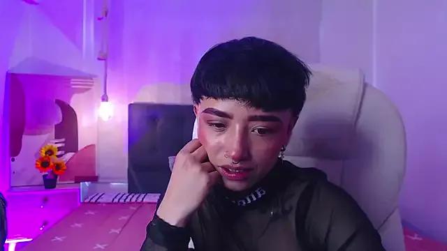 Discover our girls online shows and discover the company of countless livestreamers, with stunning shapes, sex toys and more.