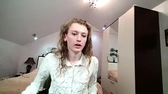Discover our girls online shows and discover the company of countless livestreamers, with stunning shapes, sex toys and more.