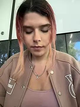 Discover our girls online shows and discover the company of countless livestreamers, with stunning shapes, sex toys and more.