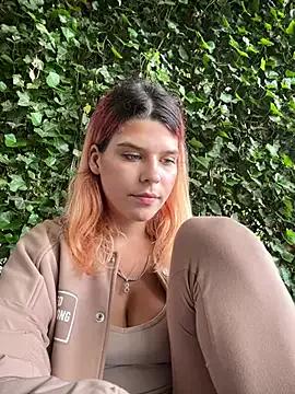 Discover our girls online shows and discover the company of countless livestreamers, with stunning shapes, sex toys and more.