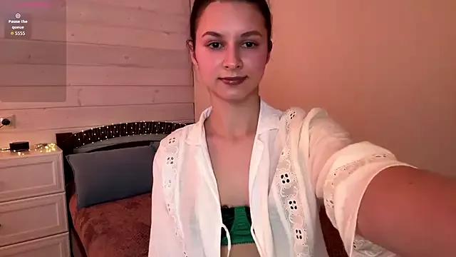 Discover our girls online shows and discover the company of countless livestreamers, with stunning shapes, sex toys and more.