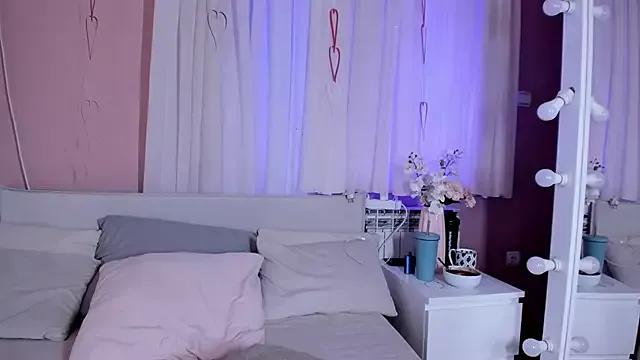 Discover our girls online shows and discover the company of countless livestreamers, with stunning shapes, sex toys and more.