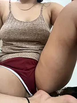 Discover our girls online shows and discover the company of countless livestreamers, with stunning shapes, sex toys and more.