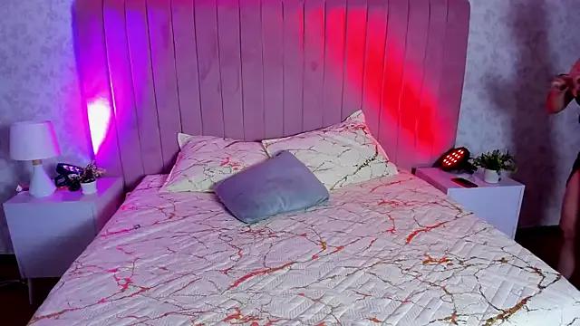 Discover our girls online shows and discover the company of countless livestreamers, with stunning shapes, sex toys and more.