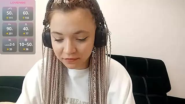 Discover our girls online shows and discover the company of countless livestreamers, with stunning shapes, sex toys and more.